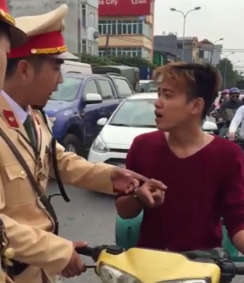 Thanh nien vi pham giao thong, tranh cai CSGT bi 'nem da' hinh anh