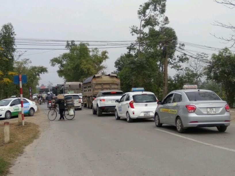 Dân chặn đường quốc lộ hơn 3 tiếng  ảnh 2 Dan chan duong quoc lo hon 3 tieng anh 2