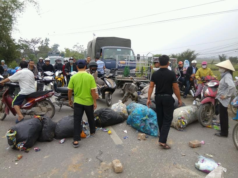 Mau thuan vi dot rac, dan chan quoc lo hon 3 gio hinh anh