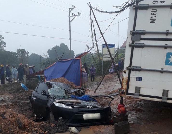 Xe container va cham voi xe con, 3 nguoi thuong vong hinh anh