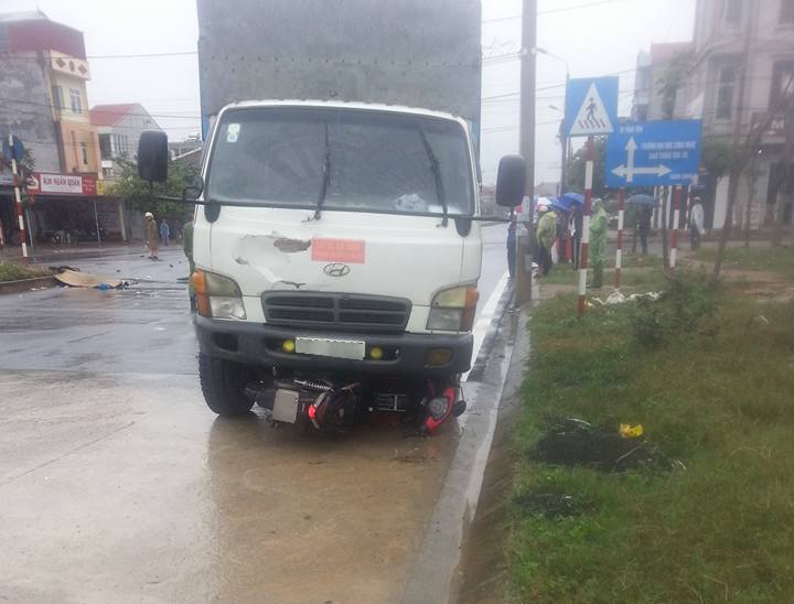 Nu dieu duong tu vong sau va cham voi xe tai hinh anh