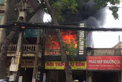 Chay hai cua hang noi that anh 1