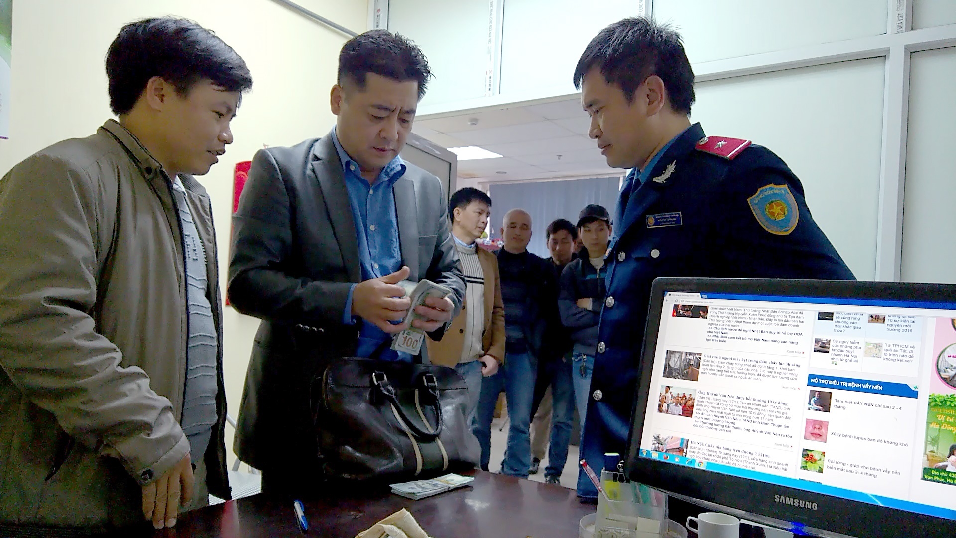 Lai xe taxi tra lai 14.000 USD cho khach nuoc ngoai de quen hinh anh