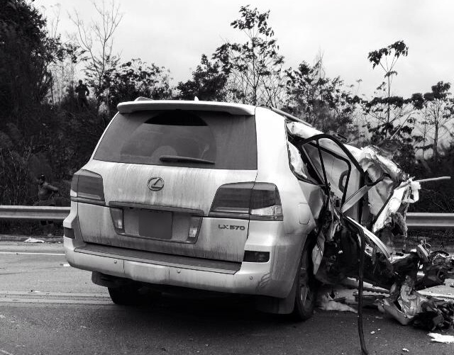 Lexus 570 bi tong nat dau va than tren cao toc hinh anh