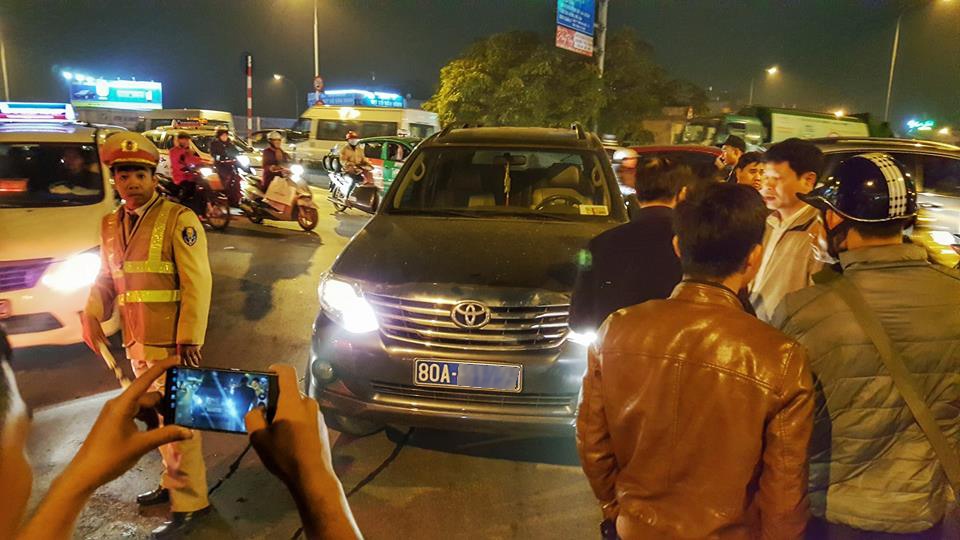 Tài xế xe biển xanh uy hiếp cảnh sát ảnh 2 Tai xe xe bien xanh uy hiep canh sat anh 2