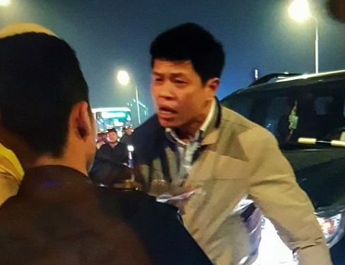 Tam giu tai xe xe bien xanh uy hiep canh sat co dong hinh anh