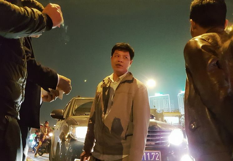 Tài xế xe biển xanh uy hiếp cảnh sát ảnh 1 Tai xe xe bien xanh uy hiep canh sat anh 1