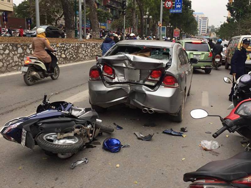 Xe máy cắm đầu vào đuôi xe con ảnh 1 Xe may cam dau vao duoi xe con anh 1