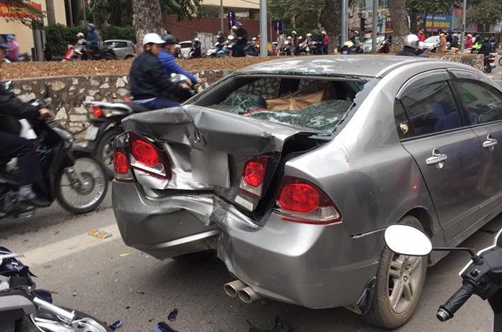 Xe máy cắm đầu vào đuôi xe con ảnh 2 Xe may cam dau vao duoi xe con anh 2