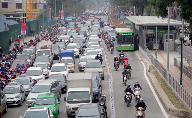 Xe máy suýt bị xe buýt nhanh đâm ảnh 1 Xe may suyt bi xe buyt nhanh dam anh 1