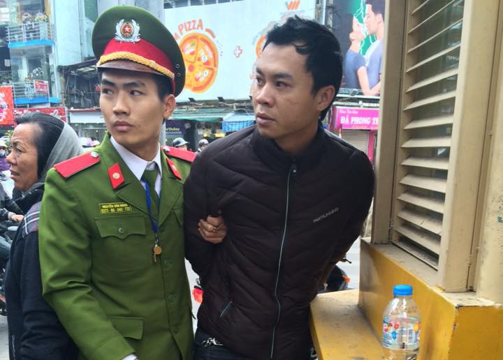 Thanh nien vi pham giao thong dam vao mat canh sat hinh anh