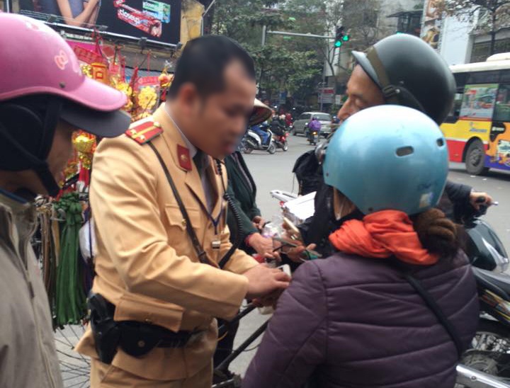 vi phạm giao thông đấm cảnh sát ảnh 2 vi pham giao thong dam canh sat anh 2