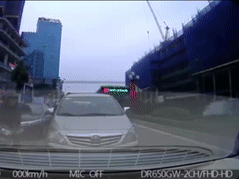 Suyt chet vi tat dau buyt nhanh o Ha Noi hinh anh