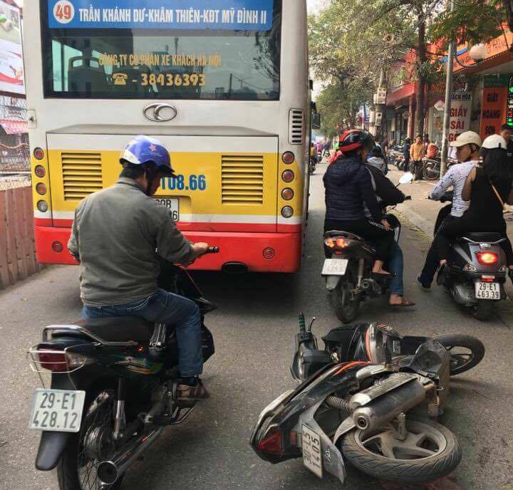 Xe buyt can qua nguoi, co be 14 tuoi nguy kich hinh anh