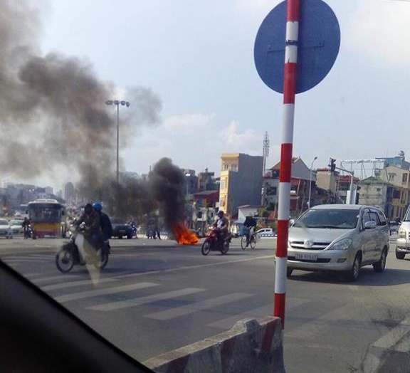 Xe máy bốc cháy trên đường Hà Nội ảnh 1 Xe may boc chay tren duong Ha Noi anh 1