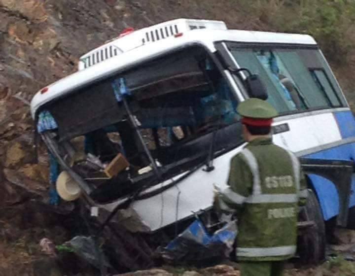 Xe cho khach di tham quan dam vao vach nui hinh anh