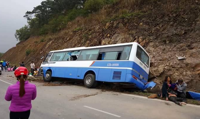 Xe tham quan lao vào vách núi ảnh 2 Xe tham quan lao vao vach nui anh 2