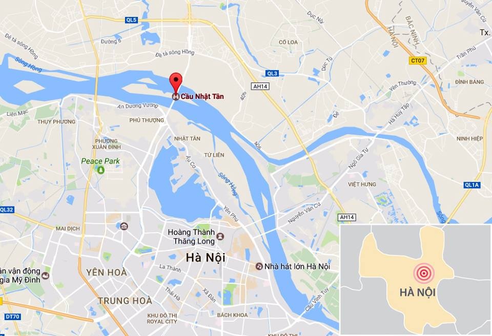 nguoi dan ong roi xuong song mat tich anh 2