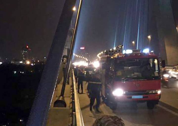 Roi xuong song khi di ve sinh tren cau Nhat Tan hinh anh