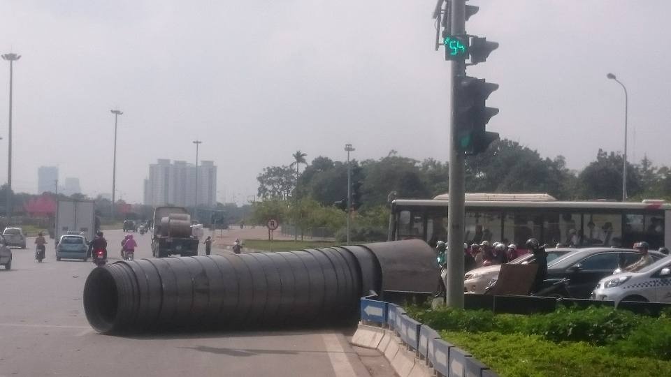 cuộn tôn khổng lồ rơi xuống đường ảnh 1 cuon ton khong lo roi xuong duong anh 1