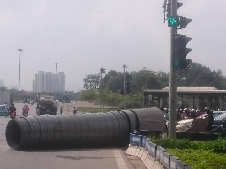 Hang chuc nguoi thoat chet khi cuon ton vang xuong duong hinh anh