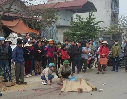 Xe tai tong xe may cung chieu, mot phu nu tu vong hinh anh