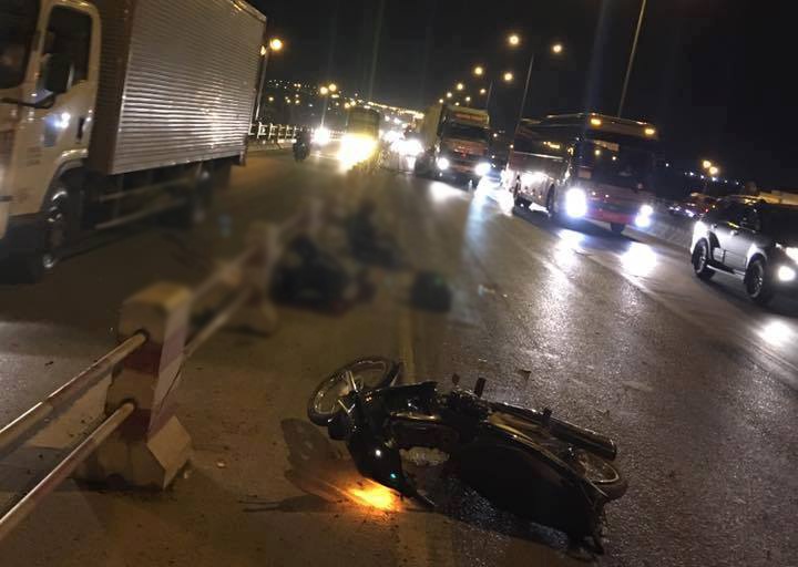 Chay xe may vao lan oto, 2 thanh nien bi xe tai tong chet hinh anh