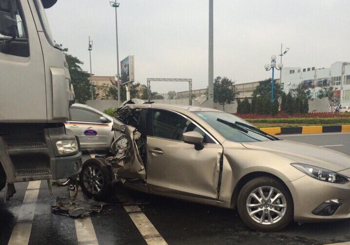 Xe romooc tông xe con biến dạng ảnh 2 Xe romooc tong xe con bien dang anh 2