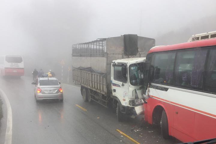 Xe tai dam oto cho sinh vien Ha Noi, hon 40 nguoi thoat chet hinh anh