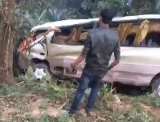 200 canh sat cuu ho xe du lich bi nan tren duong len Sapa hinh anh