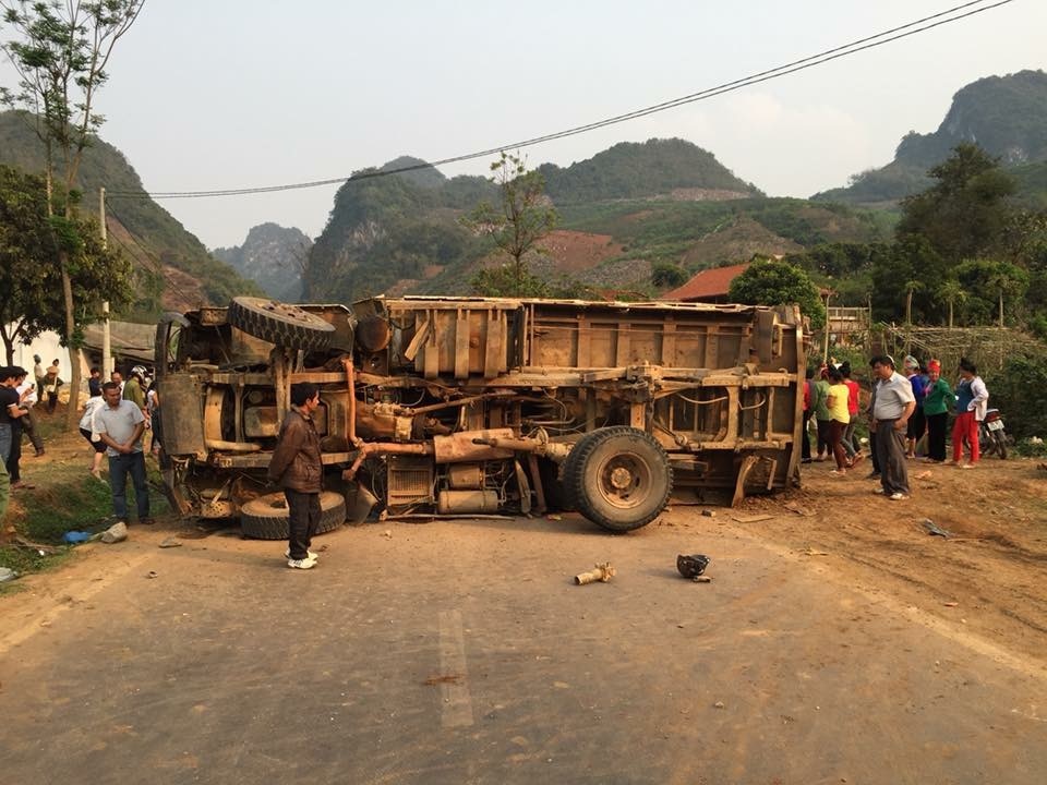 3 nguoi tu vong sau vu lat xe cho da hinh anh