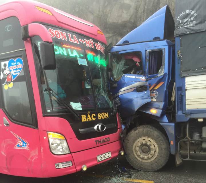 Oto khach cho 20 nguoi tong truc dien xe tai tren quoc lo hinh anh