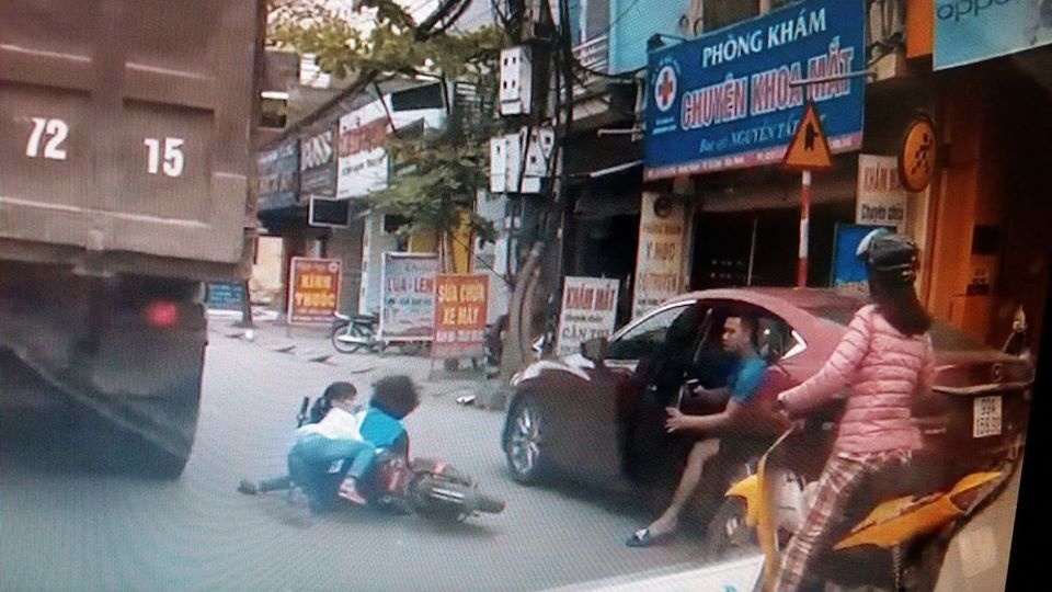 Hai me con suyt chet duoi gam xe tai anh 1