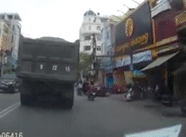 Hai me con suyt chet vi nguoi mo cua oto bat can hinh anh