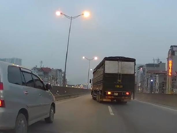 Ford Ranger danh vong, duoi nhau cung xe tai o duong tren cao hinh anh