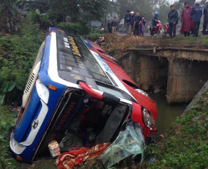 Hon 20 khach thoat chet khi xe giuong nam lat xuong cong hinh anh