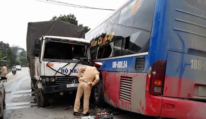 lật xe khách giường nằm ảnh 2 lat xe khach giuong nam anh 2