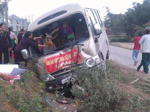 Xe may dam truc dien oto cho phat tu du xuan, mot nguoi tu vong hinh anh