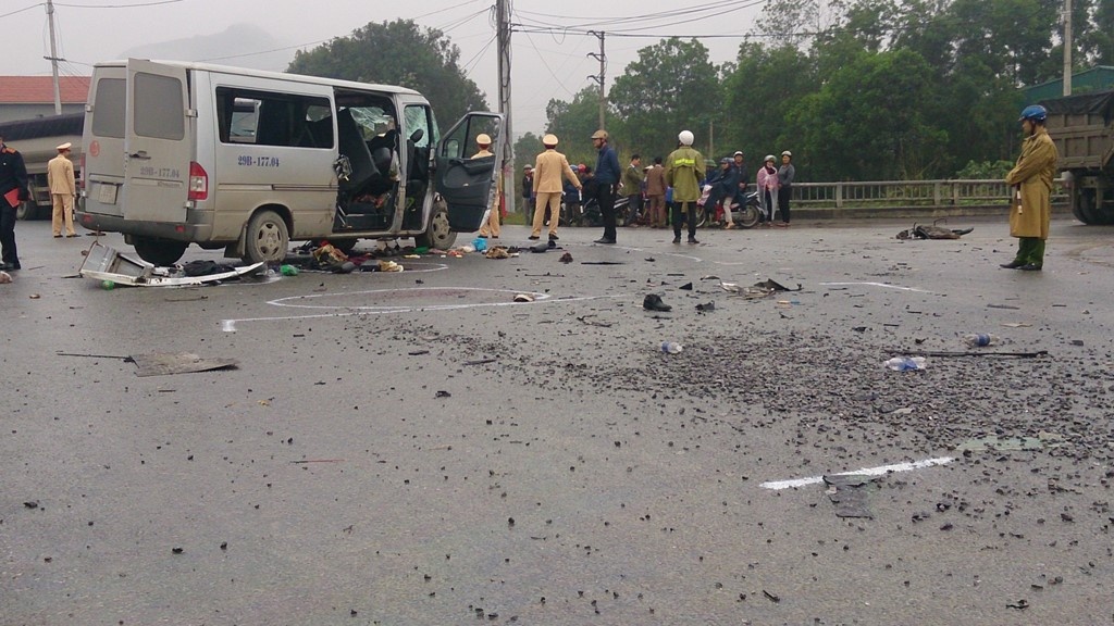 Xe ruoc dau gap nan do tai xe thieu quan sat hinh anh