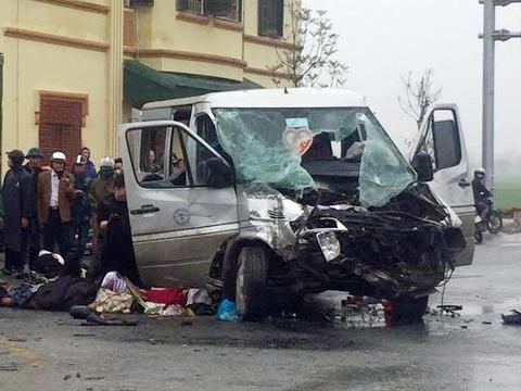 Xe tai dam xe don dau, 3 nguoi tu vong hinh anh