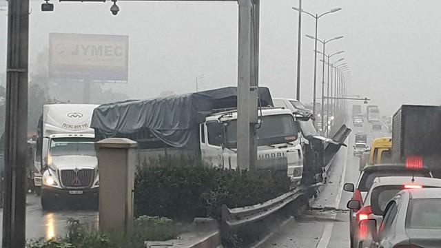 Tai nan lien hoan giua 3 xe container tren cau Thanh Tri hinh anh