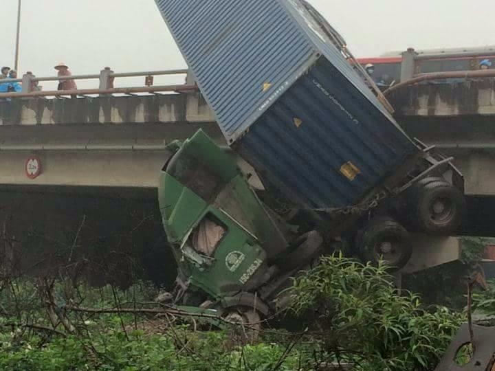 Tai nan lien hoan, xe container cam dau xuong chan cau hinh anh