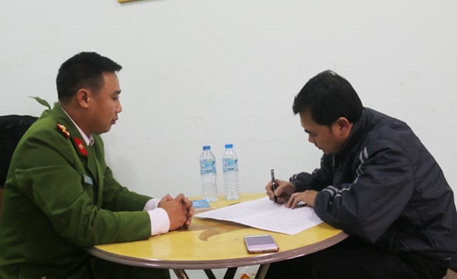 Khoi to nguoi dan ong 3 con dam o voi be gai 12 tuoi hinh anh