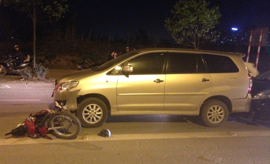 Cong an truy tim lai xe Innova gay tai nan lien hoan roi bo chay hinh anh