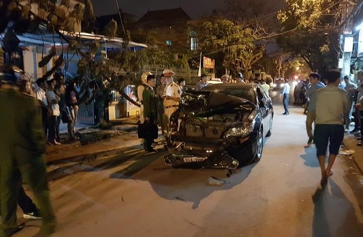 Nguoi dan duoi danh tai xe Camry gay tai nan roi bo chay hinh anh