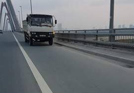 xe tải chạy ngược chiều trên cầu ảnh 2 xe tai chay nguoc chieu tren cau anh 2