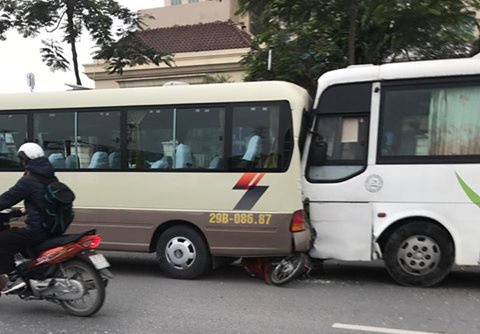 Xe dua tang mat lai gay tai nan lien hoan, 1 nguoi tu vong hinh anh