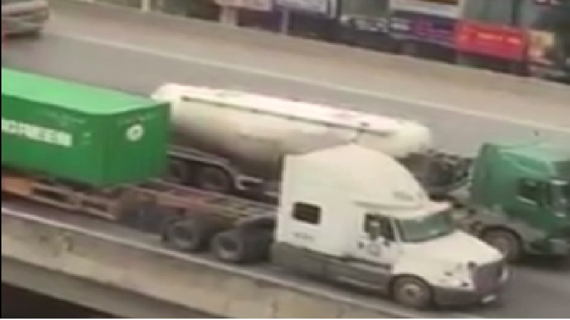 xe bồn và container chạy dàn hàng ngang ảnh 1 xe bon va container chay dan hang ngang anh 1