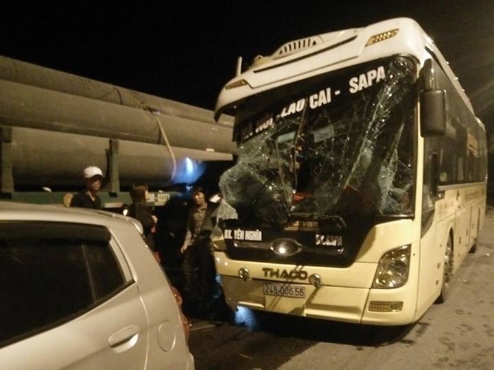 Oto giuong nam huc duoi xe dau keo, 1 nguoi tu vong hinh anh