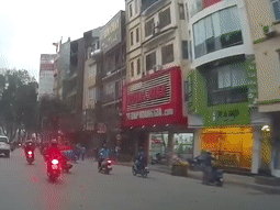 Bon nuoc bay tu noc tang 5 suyt trung hai thanh nien hinh anh